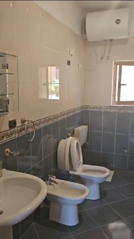 Tirane, jepet me qera Vile 1+1 Kati 1, 70 m² 400 € (Zogu i zi)
