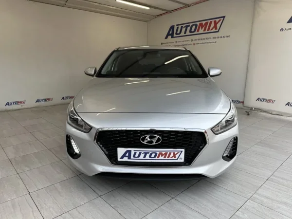 Tirane, shes makine HYUNDAI I30 Nafte, gri metalizato automatik Klima 71.000 km 11.200 €