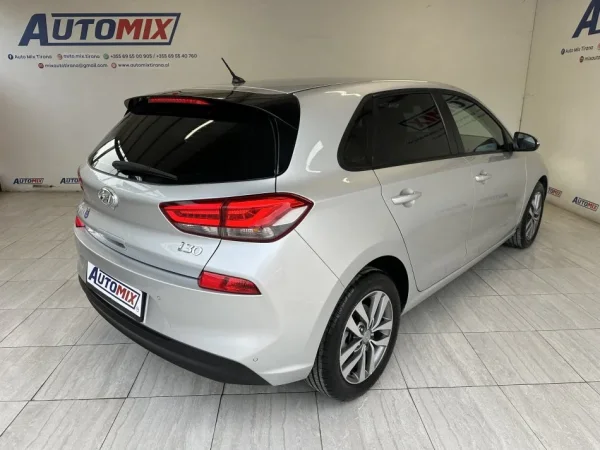 Tirane, shes makine HYUNDAI I30 Nafte, gri metalizato automatik Klima 71.000 km 11.200 €