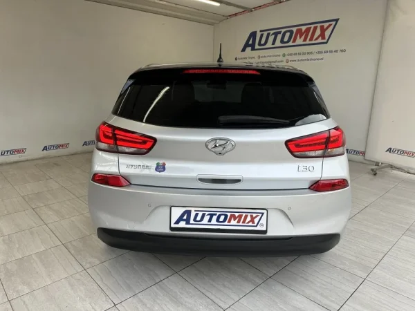 Tirane, shes makine HYUNDAI I30 Nafte, gri metalizato automatik Klima 71.000 km 11.200 €
