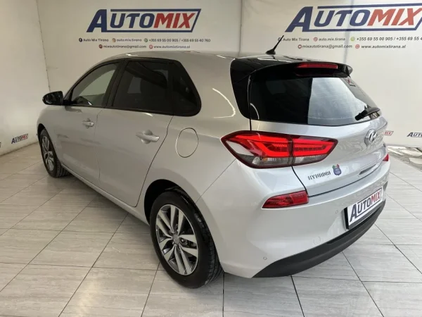 Tirane, shes makine HYUNDAI I30 Nafte, gri metalizato automatik Klima 71.000 km 11.200 €