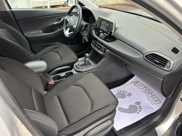 Tirane, shes makine HYUNDAI I30 Nafte, gri metalizato automatik Klima 71.000 km 11.200 €