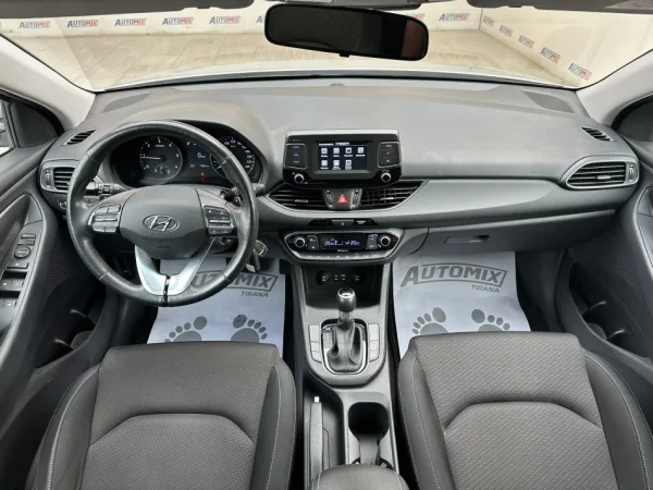 Tirane, shes makine HYUNDAI I30 Nafte, gri metalizato automatik Klima 71.000 km 11.200 €