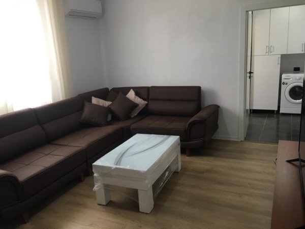 Tirane, jepet me qera 2+1 Kati 3, 85 m² 450 € 