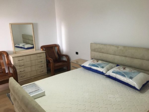 Tirane, jepet me qera 2+1 Kati 3, 85 m² 450 € 