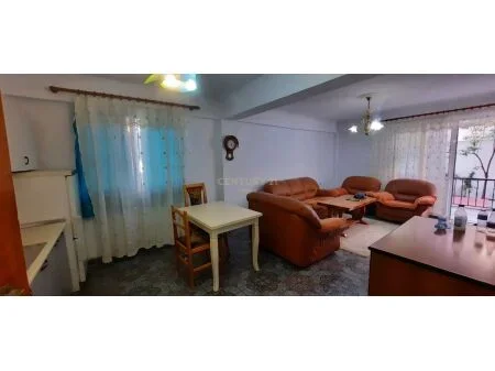 Tirane, jap me qera shtepi 1+1+Ballkon Kati 1, 65 m² 400 € (Rruga Kavajes)