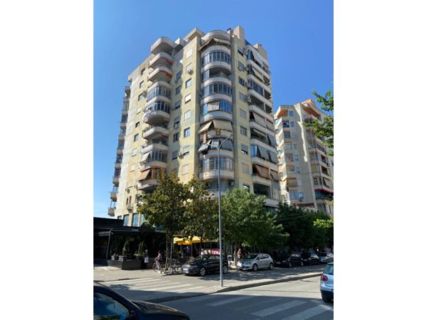 Elbasan, shitet apartament duplex Dublex , 591 m² 413.700 € (ELBASAN)
