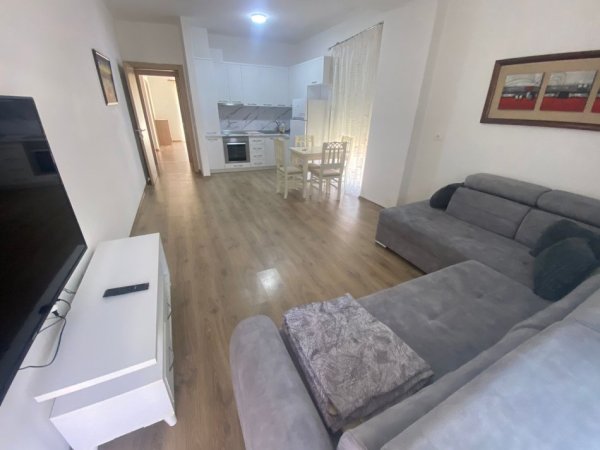 Tirane, jepet me qera apartament 2+1 Kati 2, 101 m² 500 € (Rruga Petro Nini Luarasi)