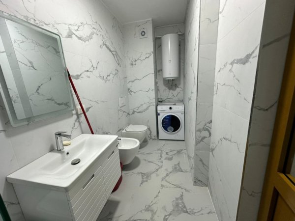 Tirane, jepet me qera garsonier 1+1 Kati 6, 40 m² 400 € (Stacioni i Trenit)