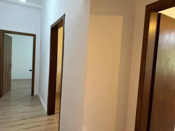 Tirane, jepet me qera ambjent biznesi Kati 1, 75 m² 1.000 € (Bajram Curi)
