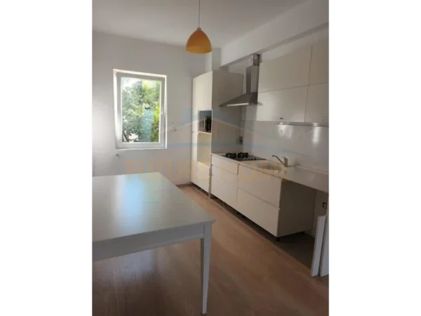 Tirane, shitet apartament 3+1+Ballkon Kati 2, 150 m² 140.000 € (Shkoze)