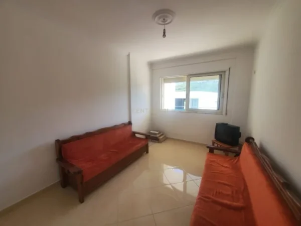 Apartament 2+1 me qira, pjeserisht i mobiluar në Fresk