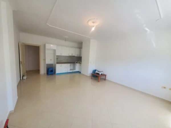 Apartament 2+1 me qira, pjeserisht i mobiluar në Fresk