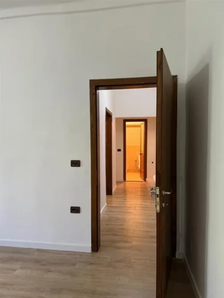 Tirane, jepet me qera zyre Kati 3, 77 m² 1.000 € (Shallvaret)