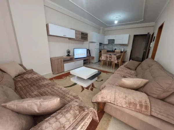 Vlore, jepet me qera apartament 1+1 Kati 3, 64 m² 50 mij nata korrik (Jepet me qera Ap i 1+1 per pushuesa prane Lungomares)