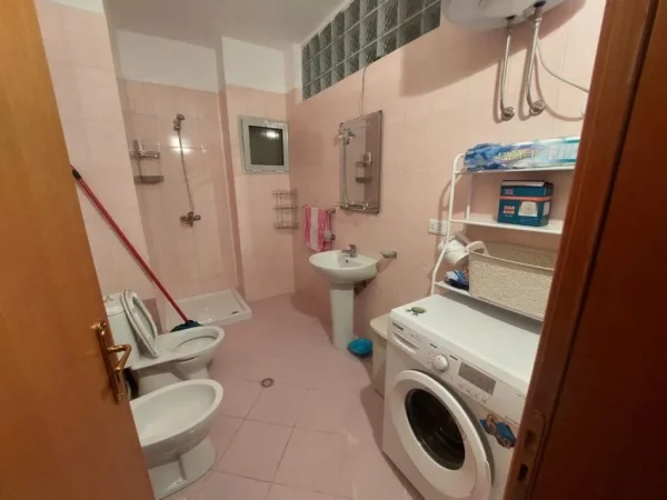 Vlore, jepet me qera apartament 1+1 Kati 3, 64 m² 50 mij nata korrik (Jepet me qera Ap i 1+1 per pushuesa prane Lungomares)
