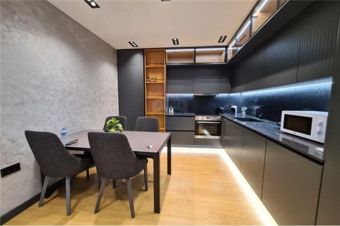 Tirane, jepet me qera apartament 2+1 , 100 m² (Apartament luksoz me qira ne Qender!)