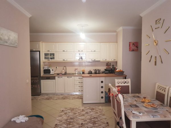 Tirane, jepet me qera apartament 2+1+Ballkon Kati 4, 90 m² 400 € (YZBERISHT)