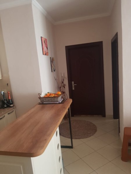Tirane, jepet me qera apartament 2+1+Ballkon Kati 4, 90 m² 400 € (YZBERISHT)