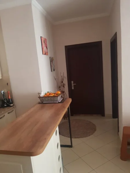 Tirane, jepet me qera apartament 2+1+Ballkon Kati 4, 90 m² 400 € (YZBERISHT)