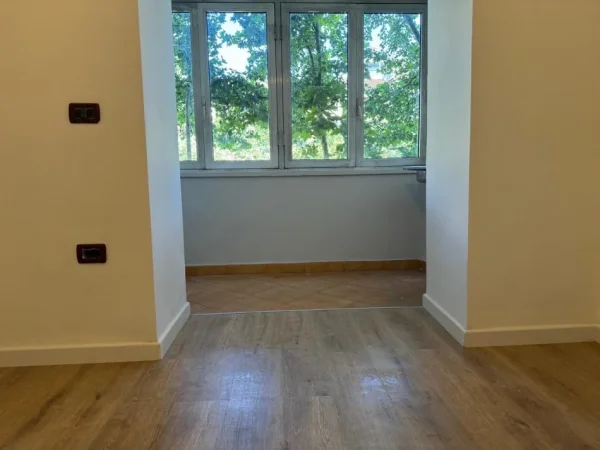 Tirane, jepet me qera zyre Kati 1 tek SHALLVARET, 75 m² 1.000 €
