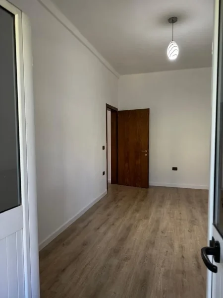 Tirane, jepet me qera zyre Kati 1 tek SHALLVARET, 75 m² 1.000 €