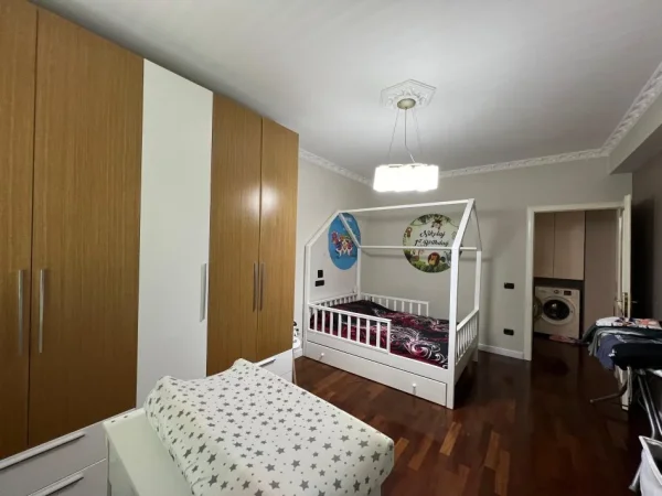 Tirane, shes apartament duplex 2+1+Ballkon Kati 3, 146 m² 450.000 € (BLLOK)