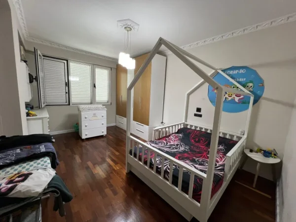 Tirane, shes apartament duplex 2+1+Ballkon Kati 3, 146 m² 450.000 € (BLLOK)