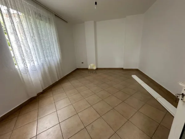 Tirane, jepet me qera zyre Kati 3, 85 m² 900 € (Rruga Myslym Shyri (Zy4020676))