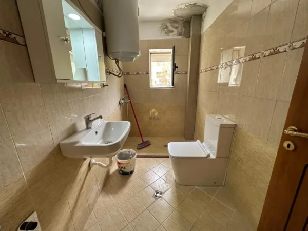 Tirane, jepet me qera zyre Kati 3, 85 m² 900 € (Rruga Myslym Shyri (Zy4020676))