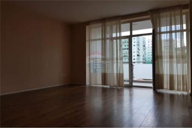 Tirane, jepet me qera apartament 3+1+BLK Kati 3, 150 m² 650 Euro (komuna parisit)