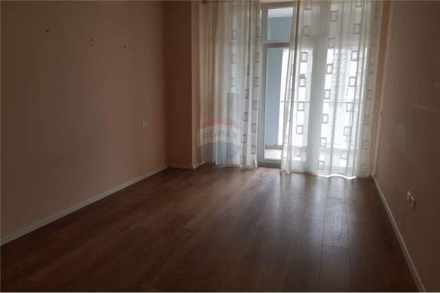 Tirane, jepet me qera apartament 3+1+BLK Kati 3, 150 m² 650 Euro (komuna parisit)