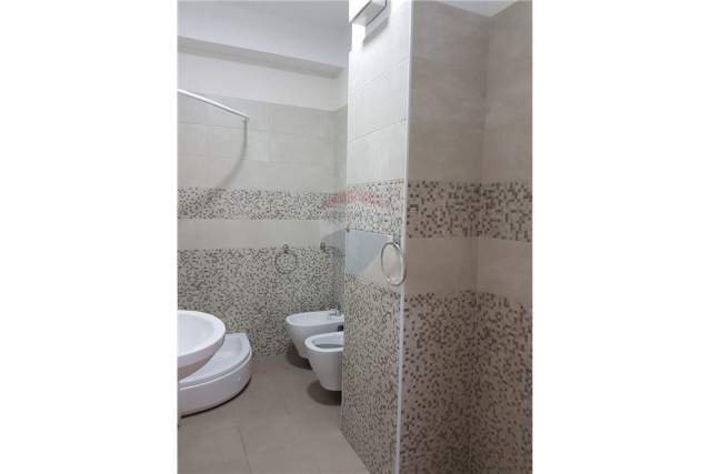 Tirane, jepet me qera apartament 3+1+BLK Kati 3, 150 m² 650 Euro (komuna parisit)