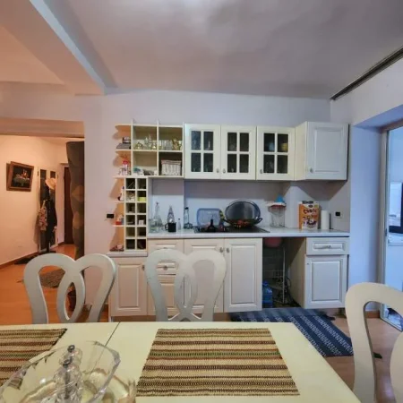 Tirane, jepet me qera apartament 3+1 Kati 3, 130 m² 600 Euro (stadiumi Dinamo)