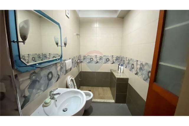 Tirane, jepet me qera apartament 1+1 Kati 2, 68 m² 950 Euro (TREGU ELEKTRIK)