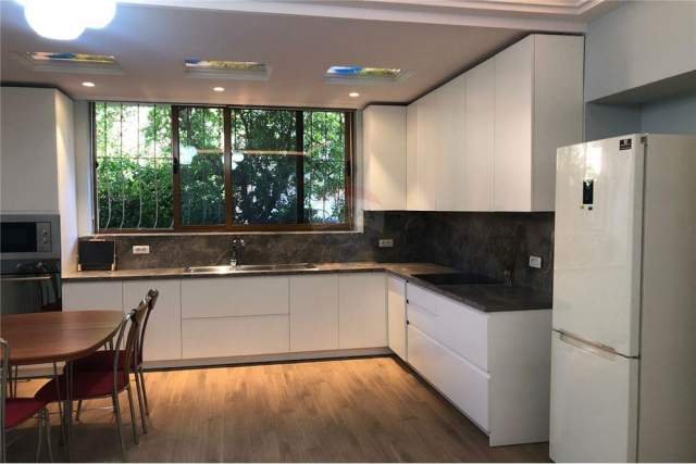 Tirane, jepet me qera Vile 2+1 Kati 1, 90 m² 400 Euro (RRUGA E KAVAJES GLOBE)