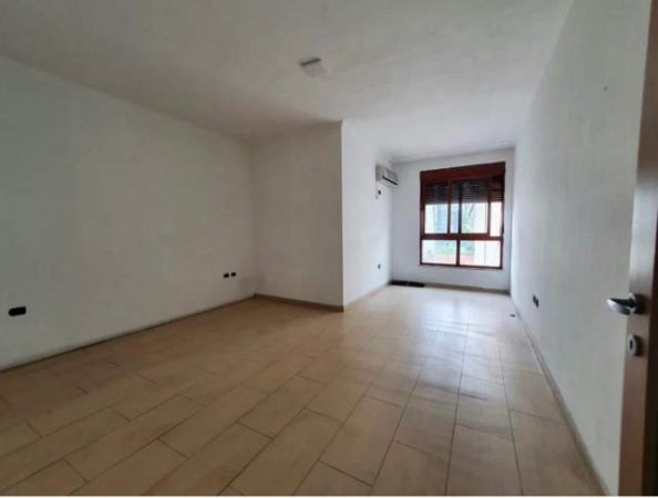 Tirane, jepet  apartament me qera, thuajse ne qender te Tiranes, Kati 3, 91 m²   600 Euro