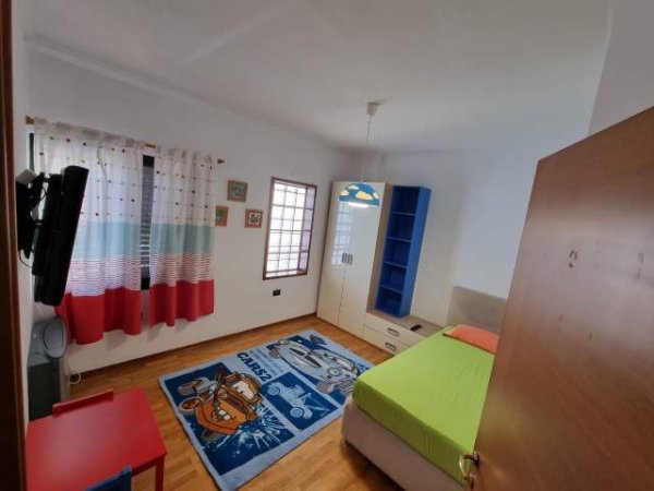 Tirane, jepet me qera apartament 2+1 Kati 7, 95 m² 500 Euro (rr. HIm Kola)