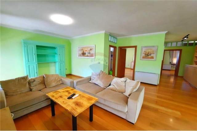 Tirane, jepet me qera apartament 2+1 Kati 5, 170 m² 1.600 Euro (BLLOK)