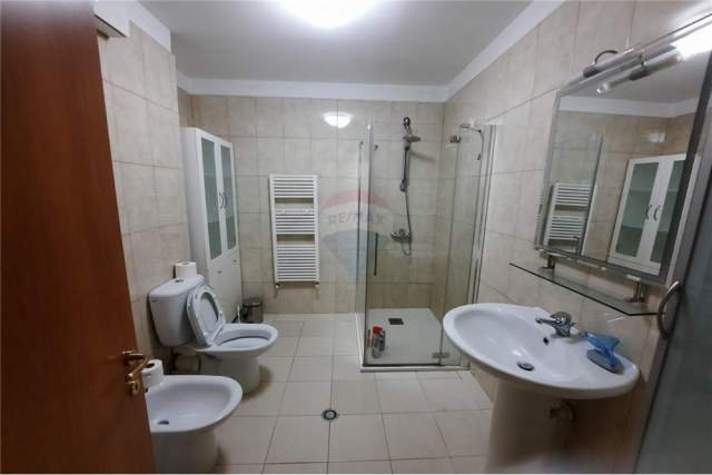 Tirane, jepet me qera apartament 2+1 Kati 5, 170 m² 1.600 Euro (BLLOK)