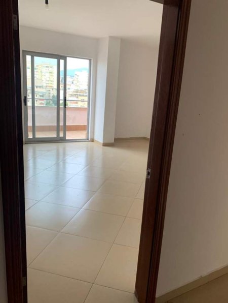 Tirane, jepet me qera apartament 3+1+A+BLK Kati 7, 164 m² 400 Euro (komisariati 4)