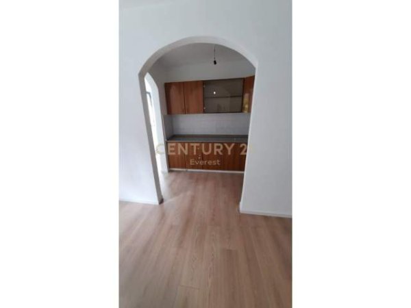Tirane, shitet apartament 1+1 Kati 2, 59 m² 65.000 Euro (Pallati me shigjeta Tirana, Albania)