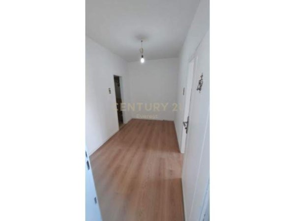 Tirane, shitet apartament 1+1 Kati 2, 59 m² 65.000 Euro (Pallati me shigjeta Tirana, Albania)
