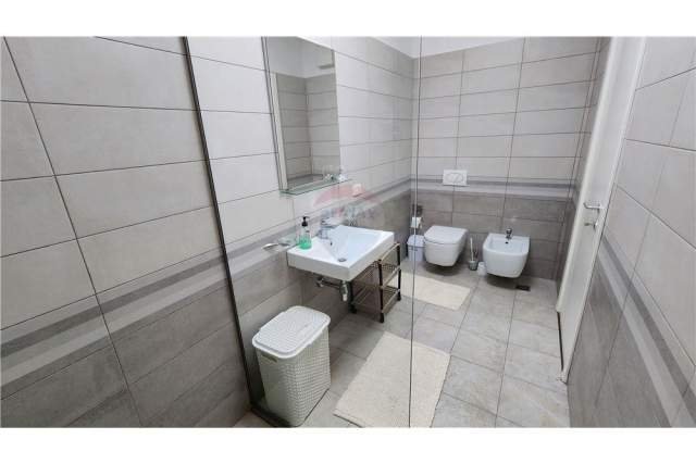 Tirane, jepet me qera apartament 2+1 Kati 7, 120 m² 700 Euro (kompleksi deliorgji)