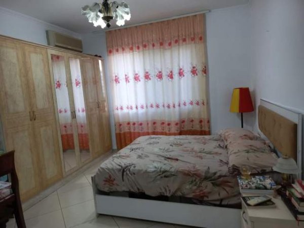 Tirane, jepet me qera dhome 40 m² 300 Euro