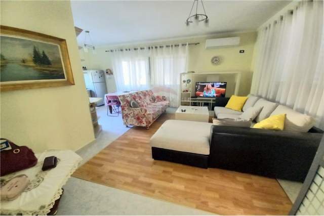 Tirane, jepet me qera Vile 2+1+BLK Kati 2, 600 m² 1.200 Euro (Rruga Gramoz Pashko)