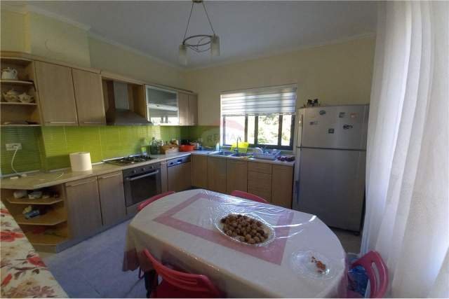 Tirane, jepet me qera Vile 2+1+BLK Kati 2, 600 m² 1.200 Euro (Rruga Gramoz Pashko)