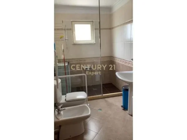 Tirane, jepet me qera apartament 1+1+A Kati 2, 86 m² 550 Euro (Liqeni i Tiranes)