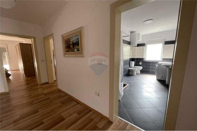 Tirane, jepet me qera apartament 2+1+BLK Kati 4, 97 m² 650 Euro (liceu artistik)