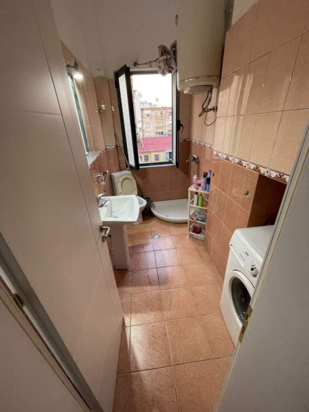 Tirane, jepet me qera apartament 2+1 72 m² 450 Euro (Rruga e kavajes)